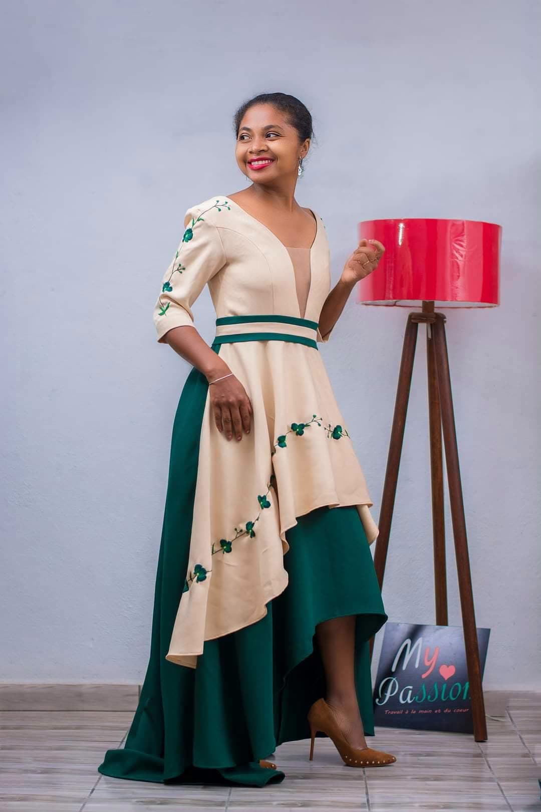 Femme en robe beige et verte brodée My Passion, de face