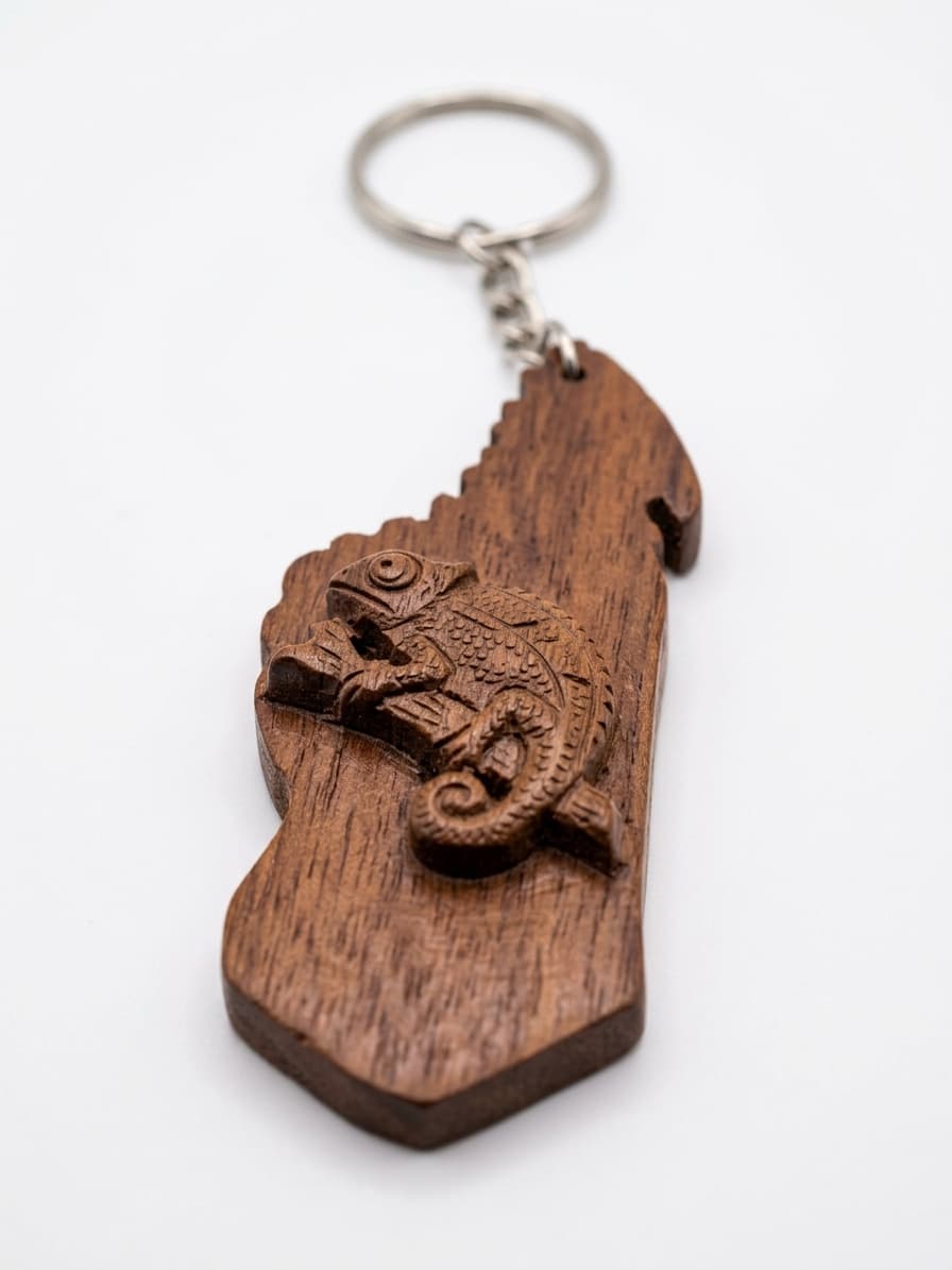 Porte-clé en bois sculpté en forme de Madagascar