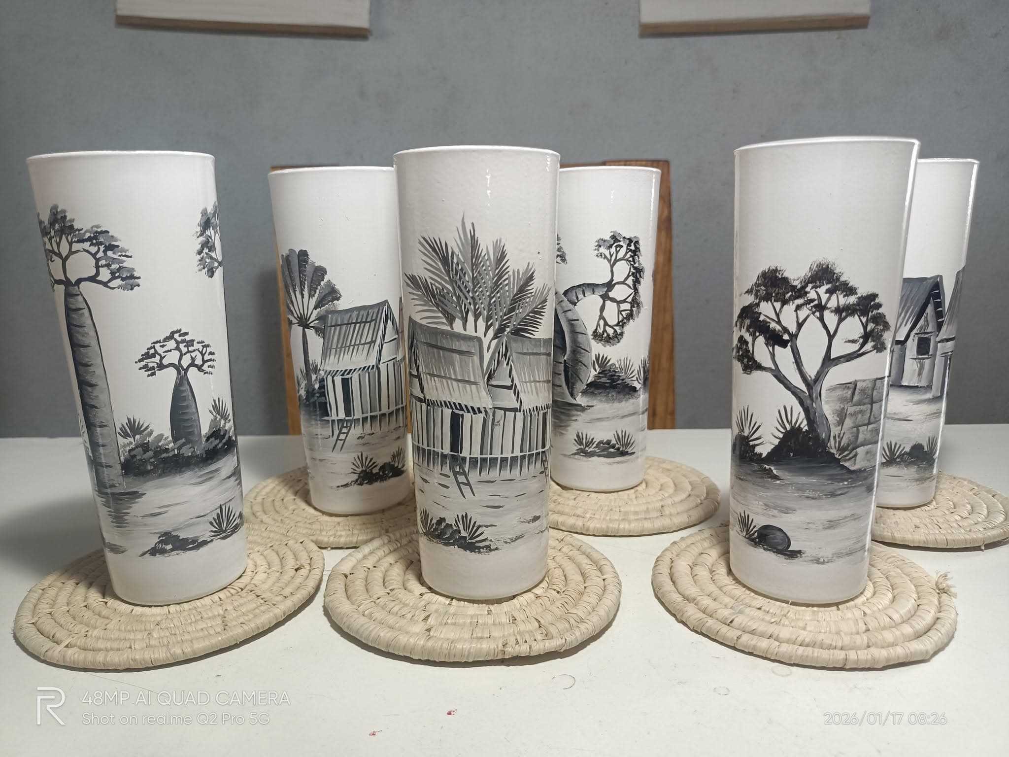 Verres peints noir et blanc avec sous-tasses en raphia Arts Jo & Décorations