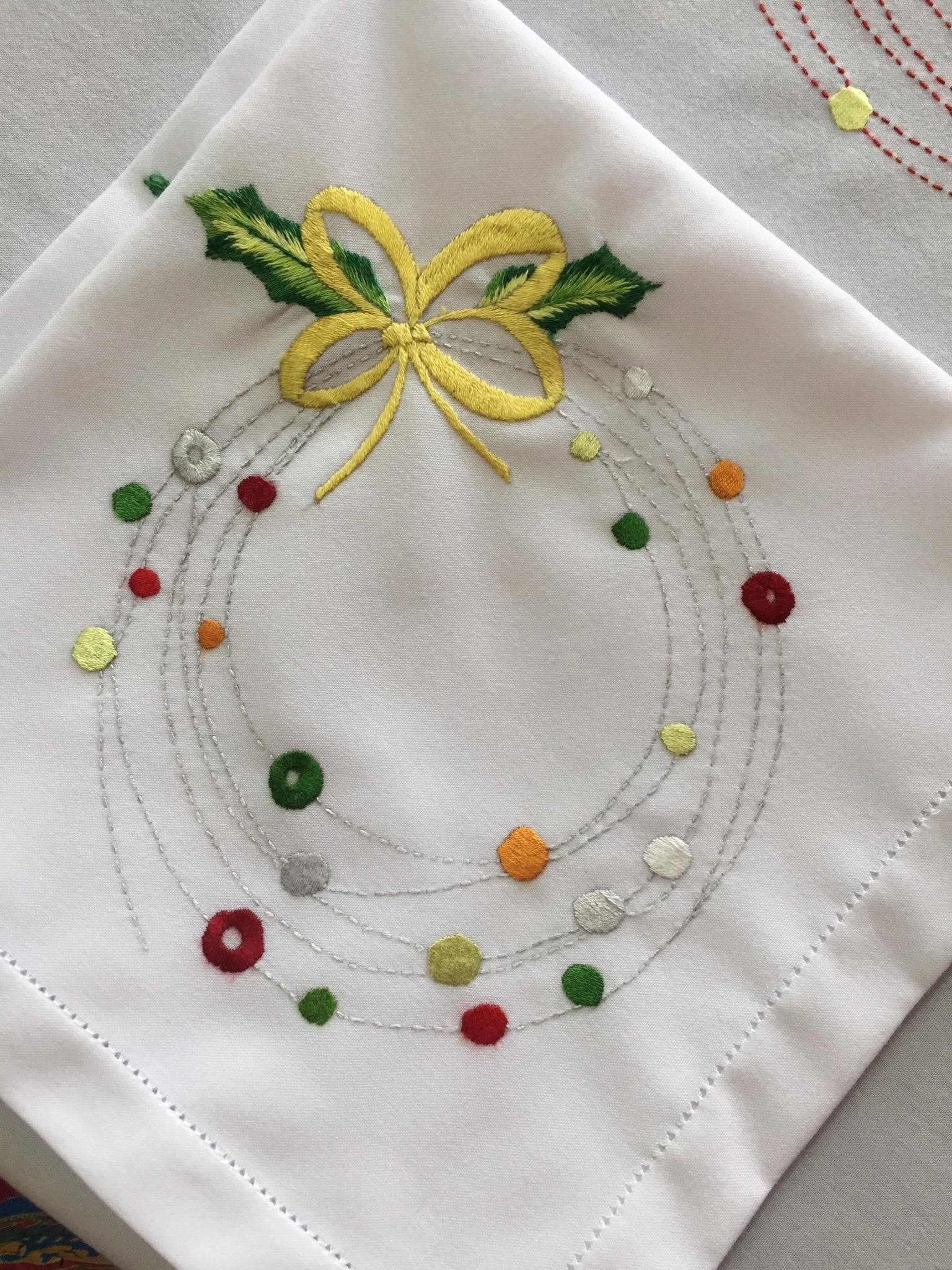 Serviette de table brodée nœud Broderie Mirija