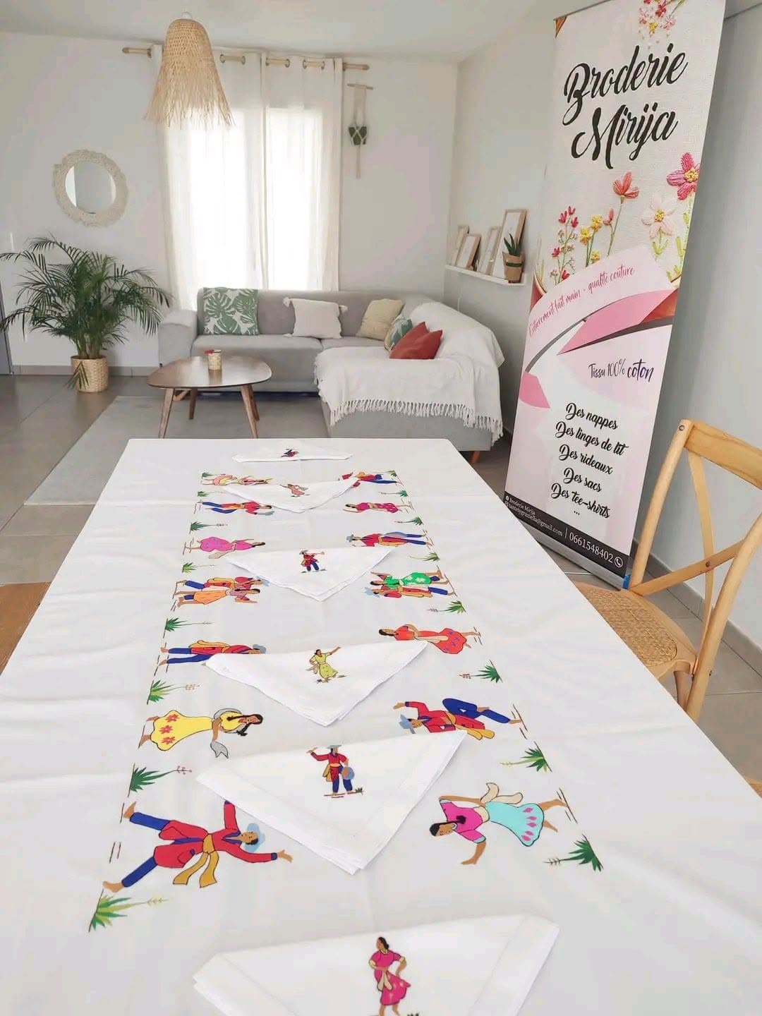 Nappe de table brodée Broderie Mirija en situation