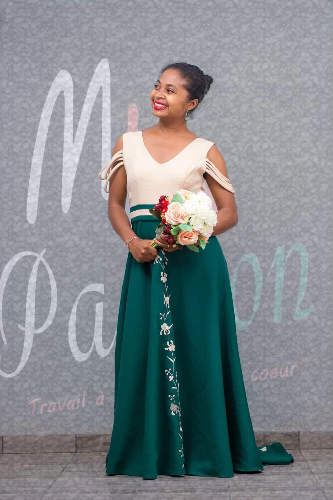 Femme en robe beige et verte brodée My Passion, détail buste