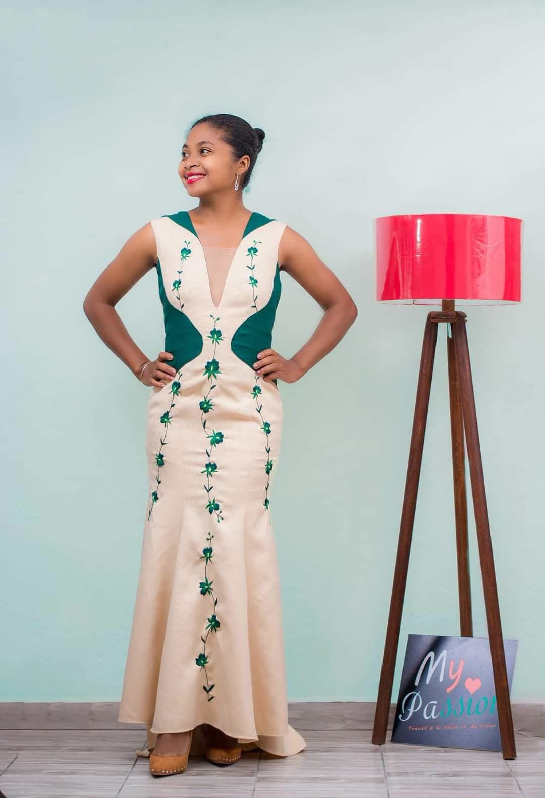 Femme en robe beige et verte brodée My Passion, de dos